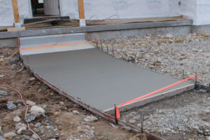 Преимущества бетонной дорожки на даче